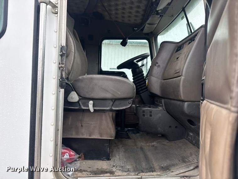 image for item EV1900 2003 Kenworth T600 semi truck