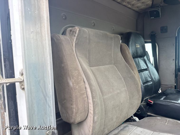 image for item EV1900 2003 Kenworth T600 semi truck