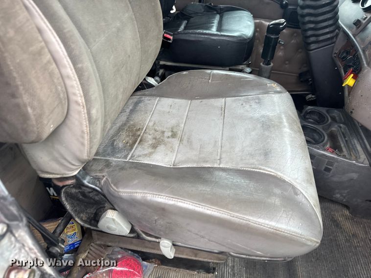 image for item EV1900 2003 Kenworth T600 semi truck