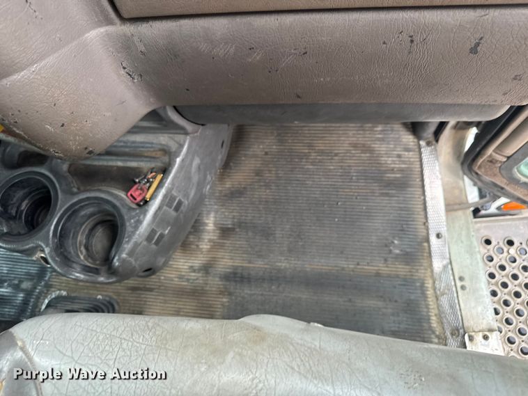 image for item EV1900 2003 Kenworth T600 semi truck