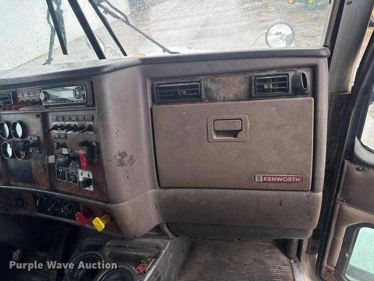 image for item EV1900 2003 Kenworth T600 semi truck