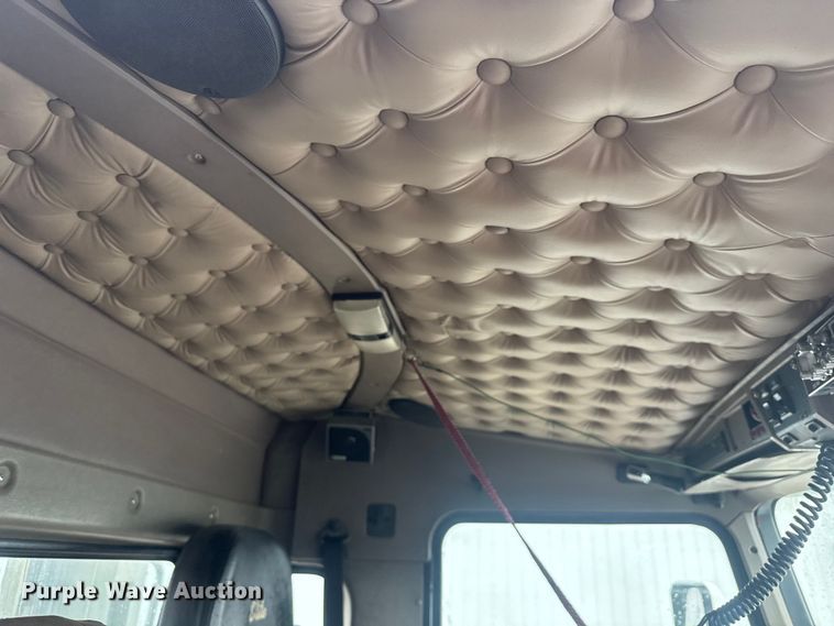 image for item EV1900 2003 Kenworth T600 semi truck