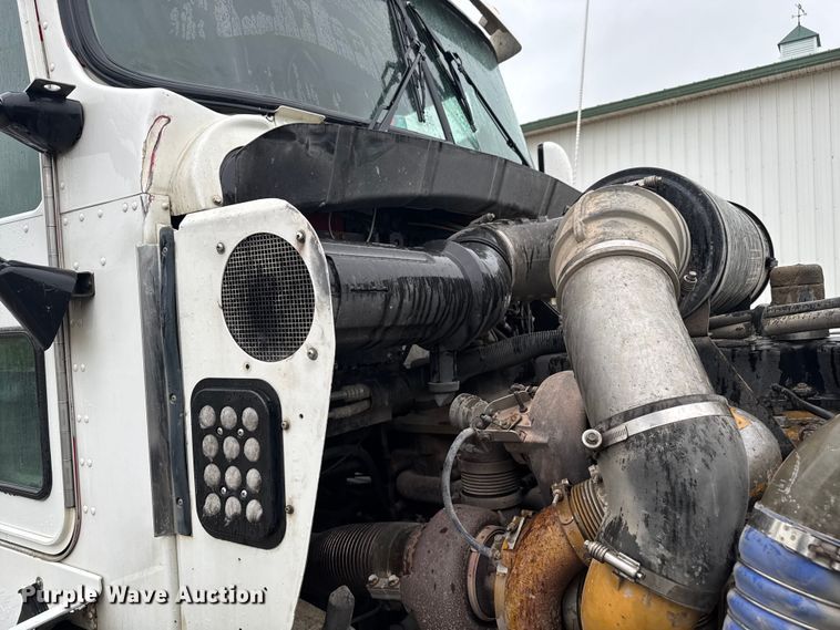 image for item EV1900 2003 Kenworth T600 semi truck