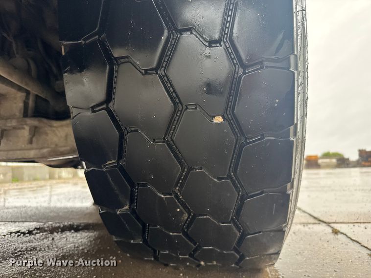 image for item EV1900 2003 Kenworth T600 semi truck