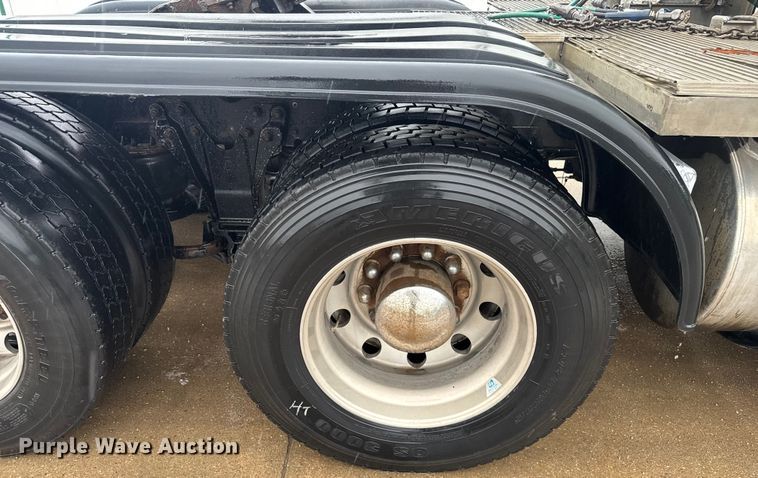 image for item EV1900 2003 Kenworth T600 semi truck