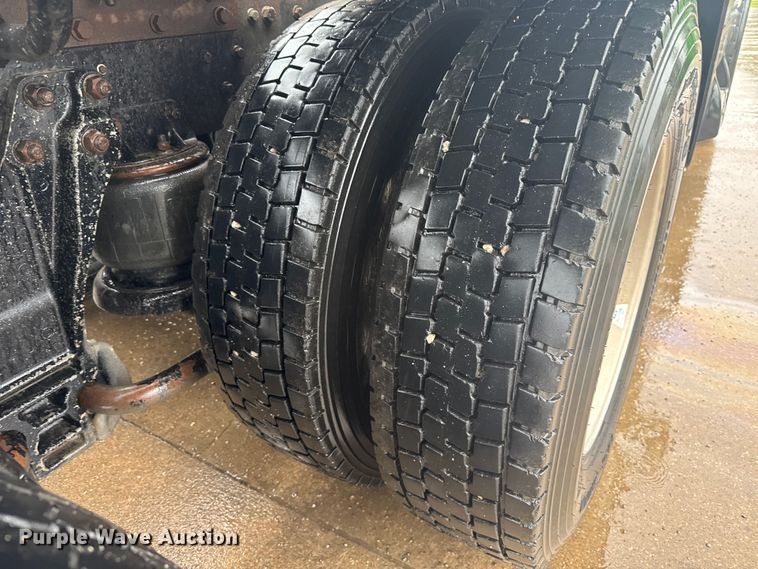 image for item EV1900 2003 Kenworth T600 semi truck