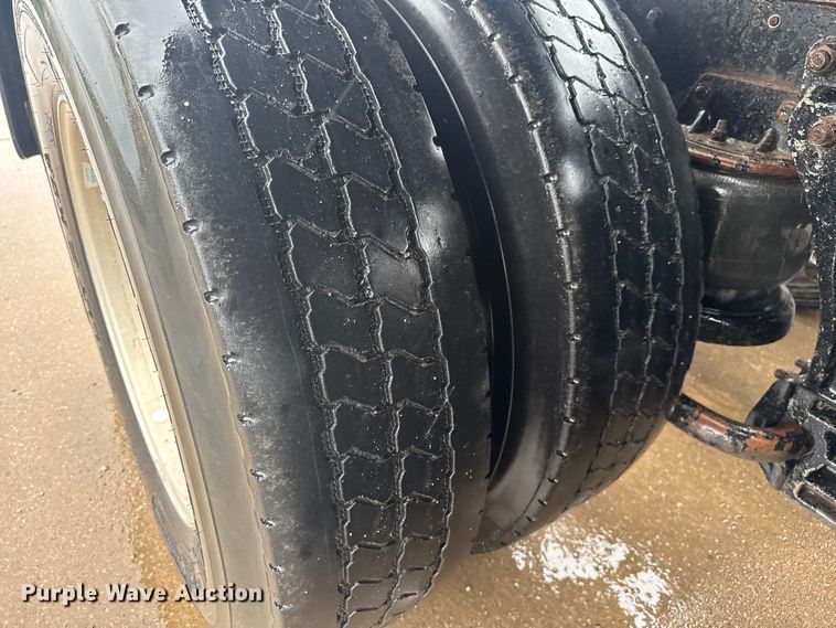 image for item EV1900 2003 Kenworth T600 semi truck