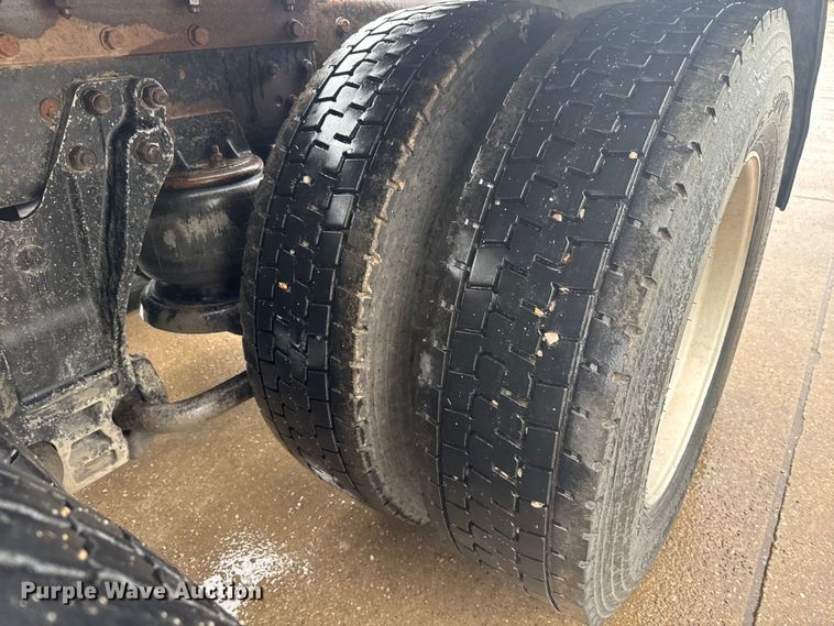 image for item EV1900 2003 Kenworth T600 semi truck