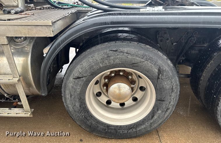 image for item EV1900 2003 Kenworth T600 semi truck