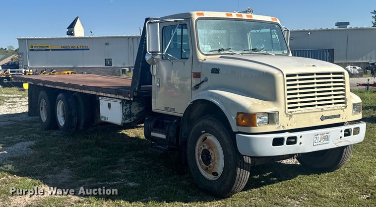 image for item EV1958 1997 International 4700 rollback truck