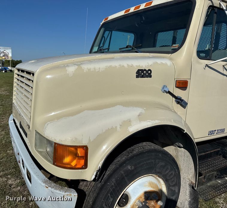 image for item EV1958 1997 International 4700 rollback truck
