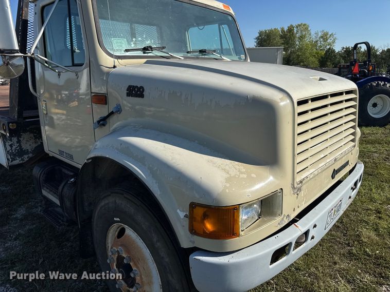 image for item EV1958 1997 International 4700 rollback truck