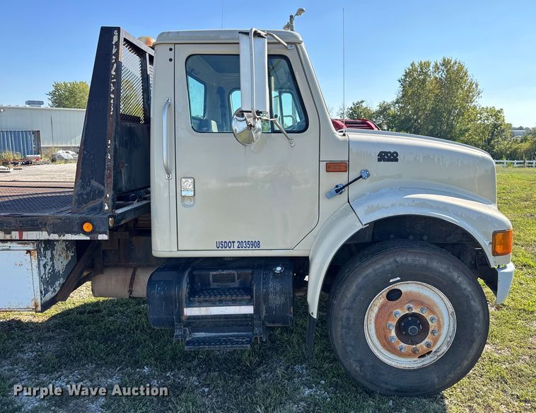 image for item EV1958 1997 International 4700 rollback truck