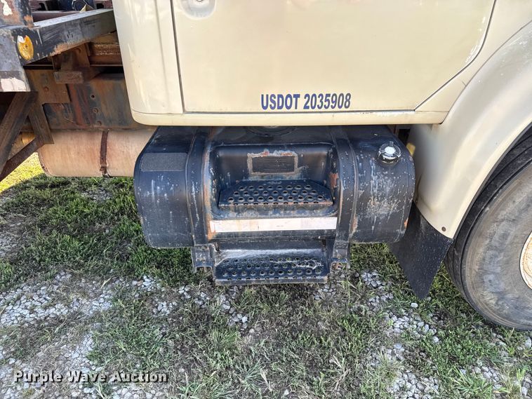 image for item EV1958 1997 International 4700 rollback truck