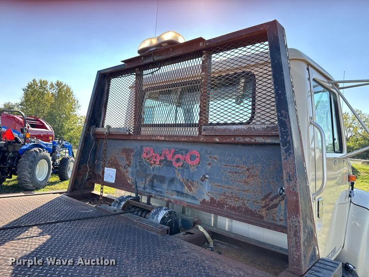 image for item EV1958 1997 International 4700 rollback truck