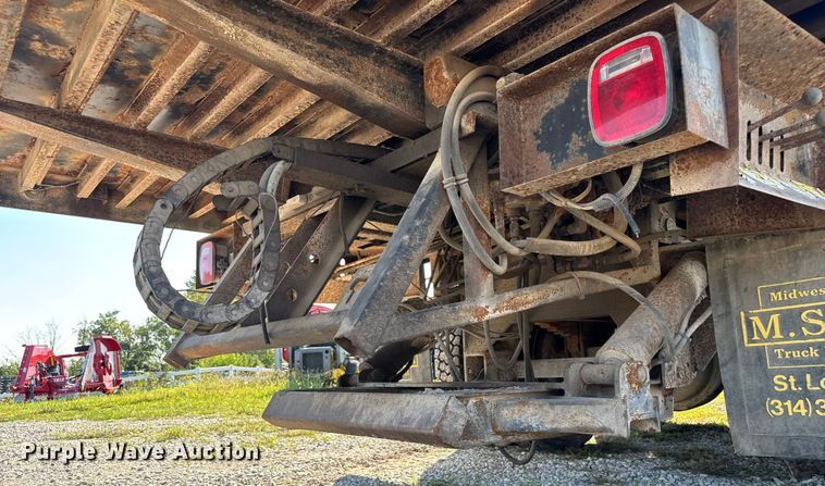 image for item EV1958 1997 International 4700 rollback truck