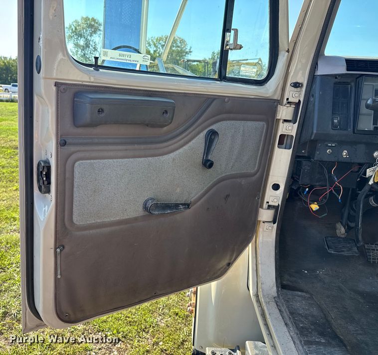 image for item EV1958 1997 International 4700 rollback truck