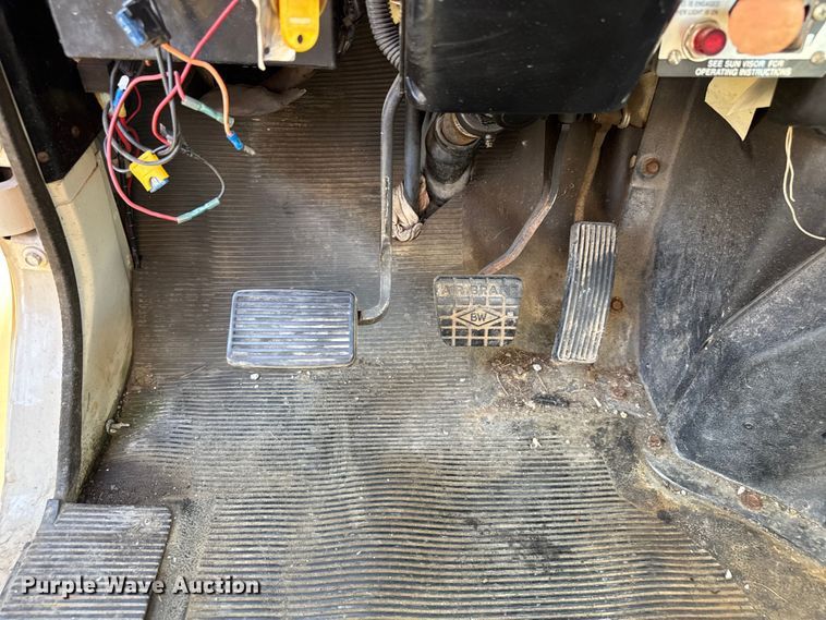 image for item EV1958 1997 International 4700 rollback truck