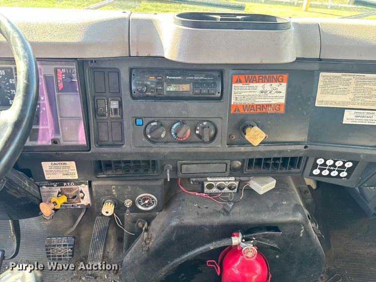 image for item EV1958 1997 International 4700 rollback truck