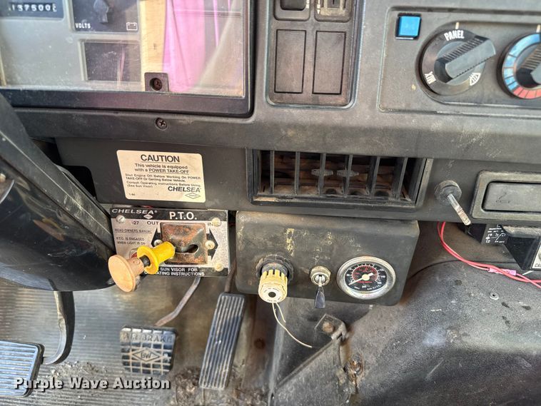 image for item EV1958 1997 International 4700 rollback truck