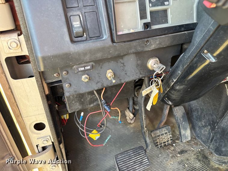 image for item EV1958 1997 International 4700 rollback truck