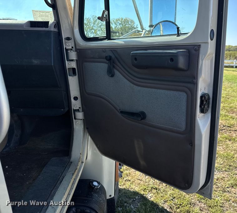 image for item EV1958 1997 International 4700 rollback truck