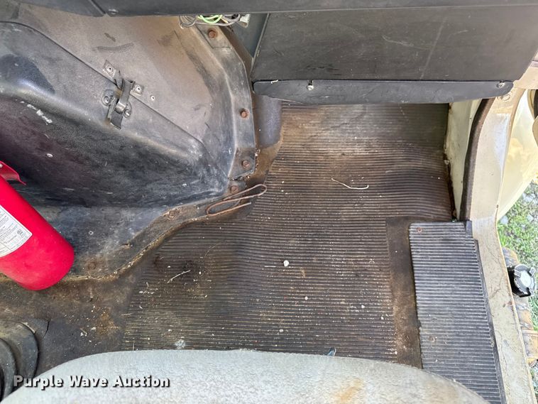 image for item EV1958 1997 International 4700 rollback truck