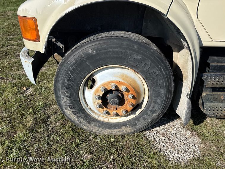 image for item EV1958 1997 International 4700 rollback truck