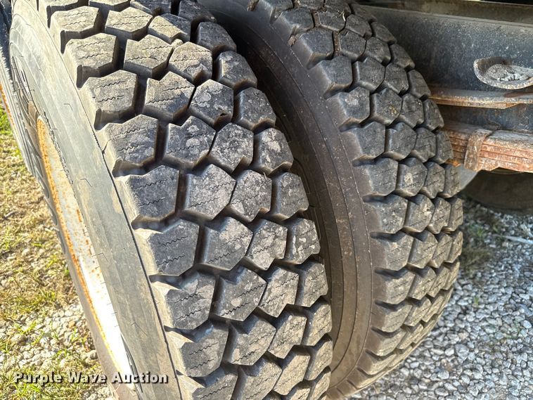 image for item EV1958 1997 International 4700 rollback truck