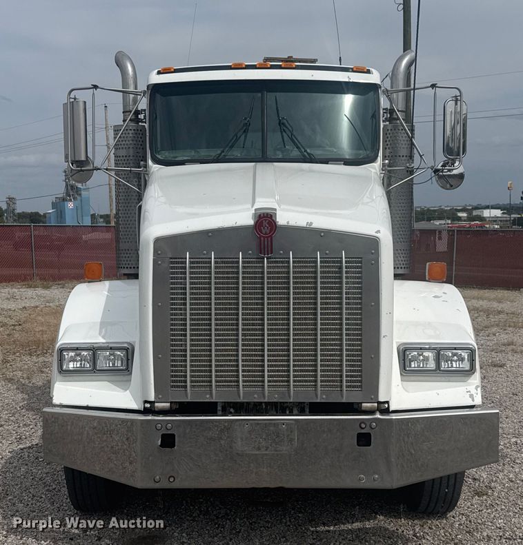 image for item EV1986 2004 Kenworth T800 semi truck