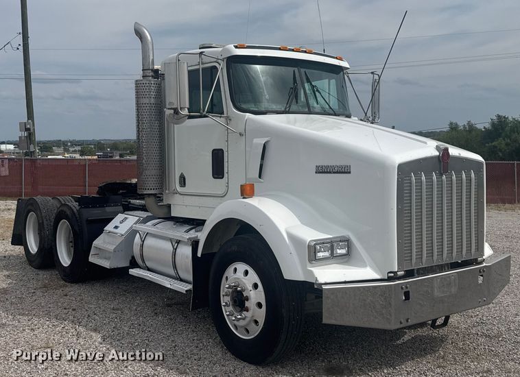 image for item EV1986 2004 Kenworth T800 semi truck