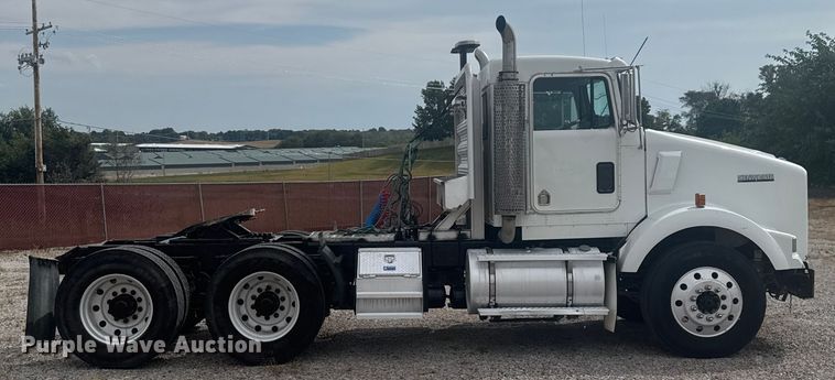 image for item EV1986 2004 Kenworth T800 semi truck