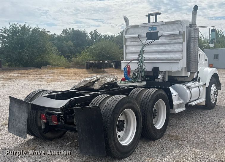 image for item EV1986 2004 Kenworth T800 semi truck