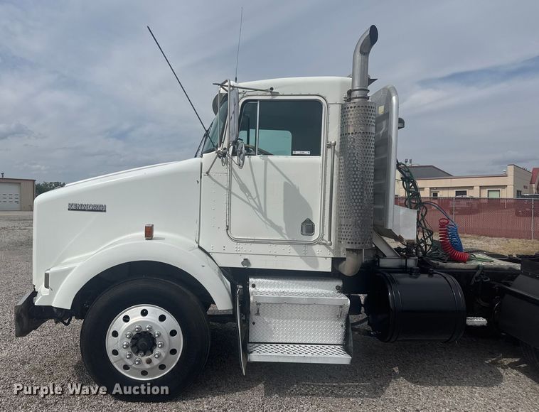 image for item EV1986 2004 Kenworth T800 semi truck