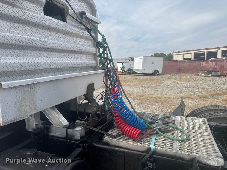 image for item EV1986 2004 Kenworth T800 semi truck