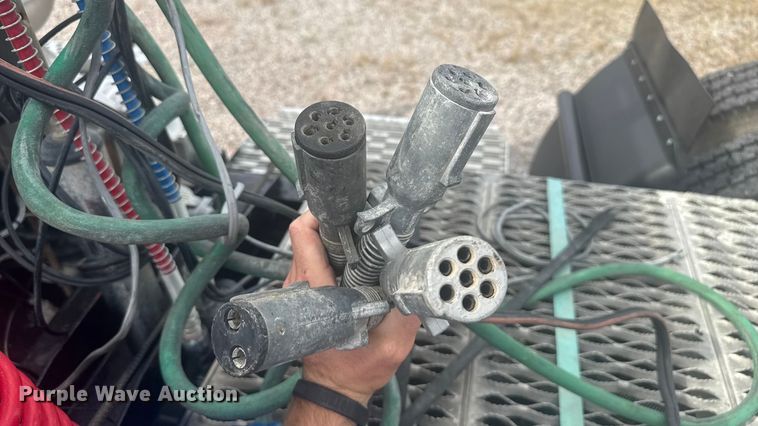 image for item EV1986 2004 Kenworth T800 semi truck