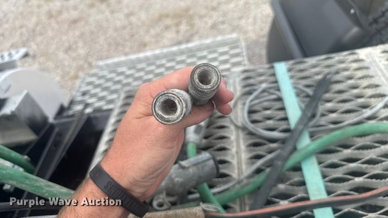 image for item EV1986 2004 Kenworth T800 semi truck