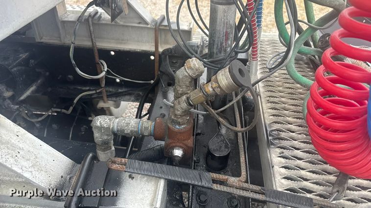 image for item EV1986 2004 Kenworth T800 semi truck