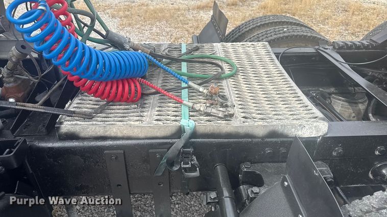 image for item EV1986 2004 Kenworth T800 semi truck