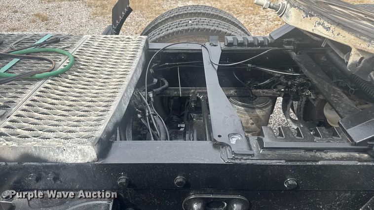 image for item EV1986 2004 Kenworth T800 semi truck