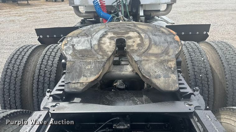 image for item EV1986 2004 Kenworth T800 semi truck