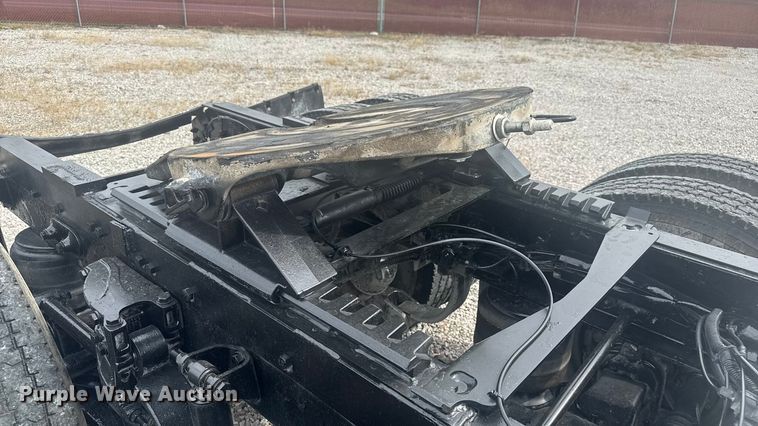 image for item EV1986 2004 Kenworth T800 semi truck