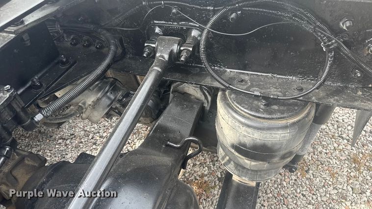 image for item EV1986 2004 Kenworth T800 semi truck