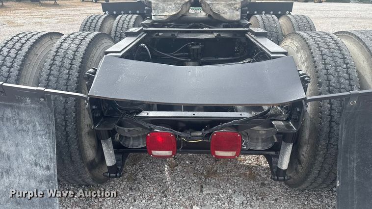 image for item EV1986 2004 Kenworth T800 semi truck