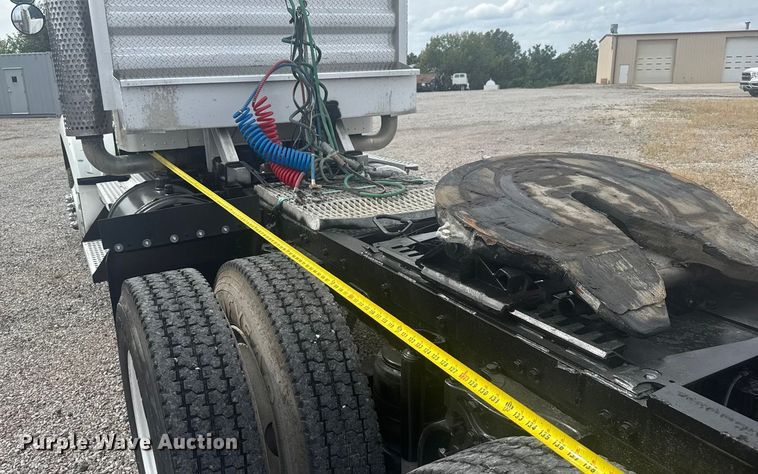 image for item EV1986 2004 Kenworth T800 semi truck