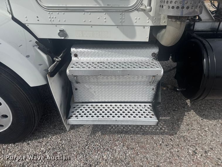 image for item EV1986 2004 Kenworth T800 semi truck