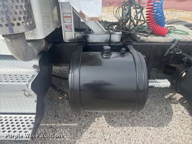 image for item EV1986 2004 Kenworth T800 semi truck