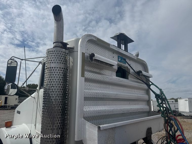 image for item EV1986 2004 Kenworth T800 semi truck