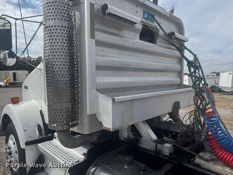 image for item EV1986 2004 Kenworth T800 semi truck