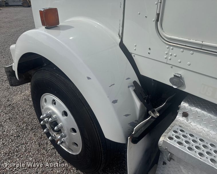 image for item EV1986 2004 Kenworth T800 semi truck